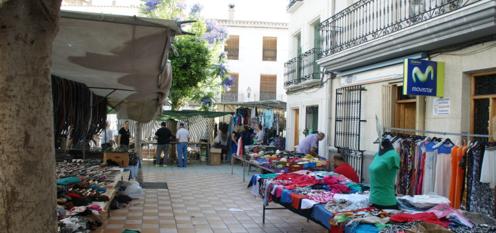 Bekleidung vom Markt hat oft gute Qualität. Kleider auf Markt Lubrin