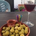 Wein und Oliven