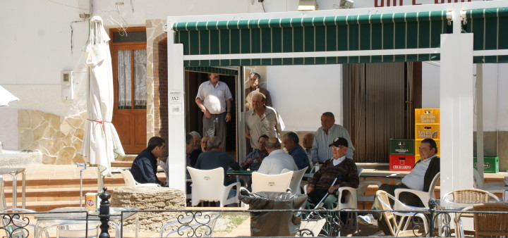Lubrin, La Plaza, gemütliches Zusammensitzen, Urlaub Andalusien
