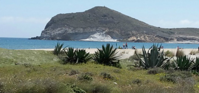 Strand in Andalusien - Cabo de Gata mit Bergen im Hintergrund