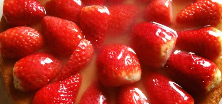 Kuchen ist bei den Lebenshaltungskosten in Andalusien 2016 sehr teuer. Erdbeerkuchen