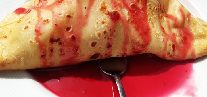 Crêpes con helado de vainilla y frutas