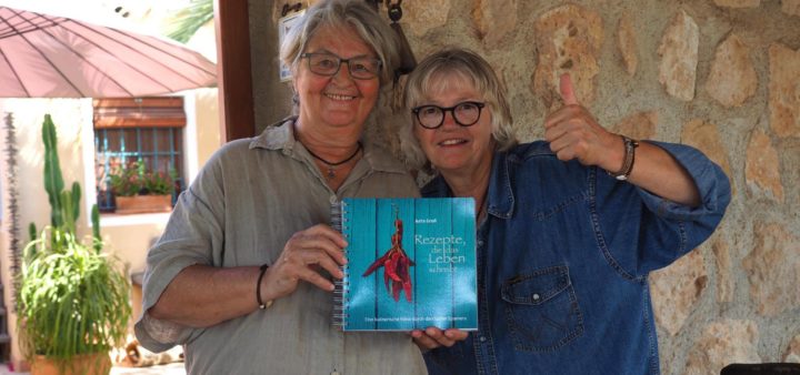 Jutta und Almut mit dem spanischen Kochbuch