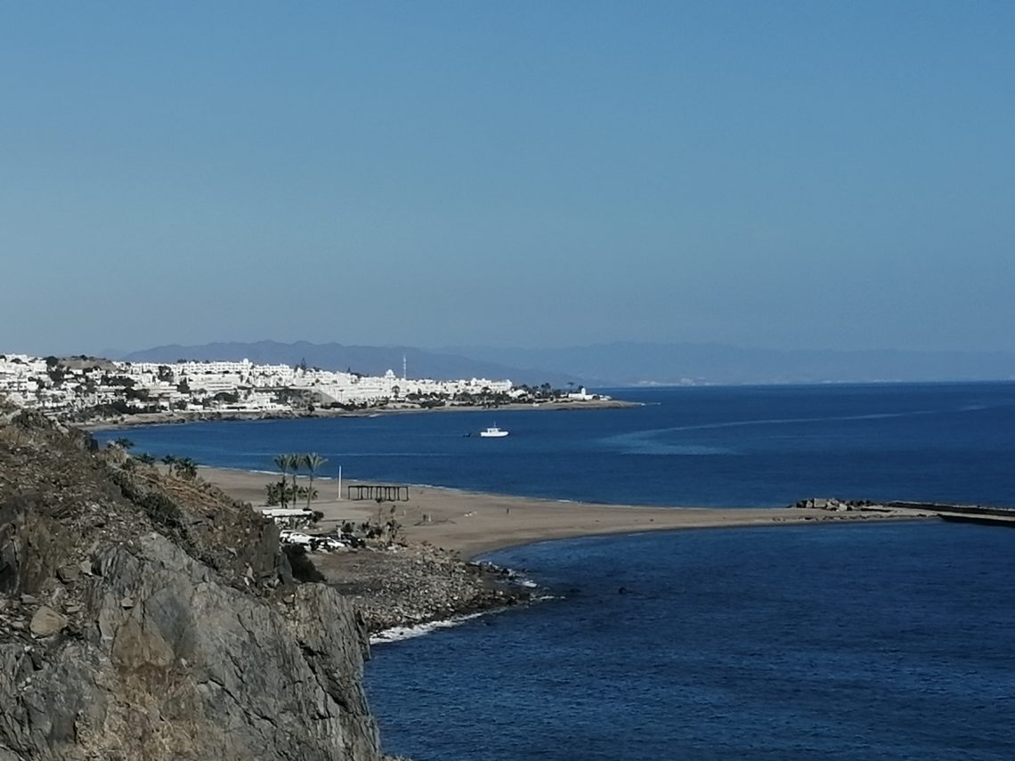 Strand und Felsenküste