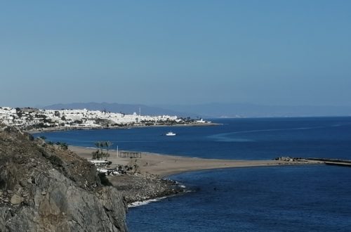 Strand und Felsenküste