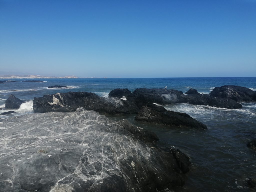 Cala Panizo Steine im Wasser