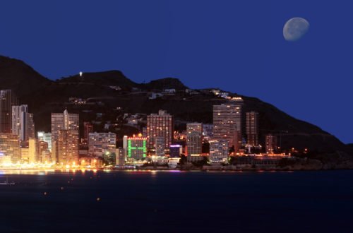 Blick auf Benidorm an der Costa Blanca bei Nacht