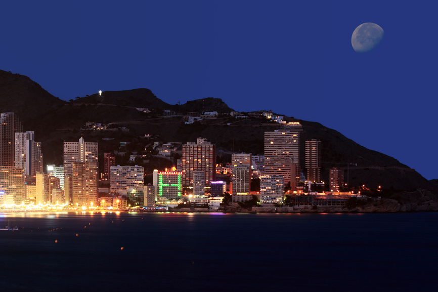 Blick auf Benidorm an der Costa Blanca bei Nacht