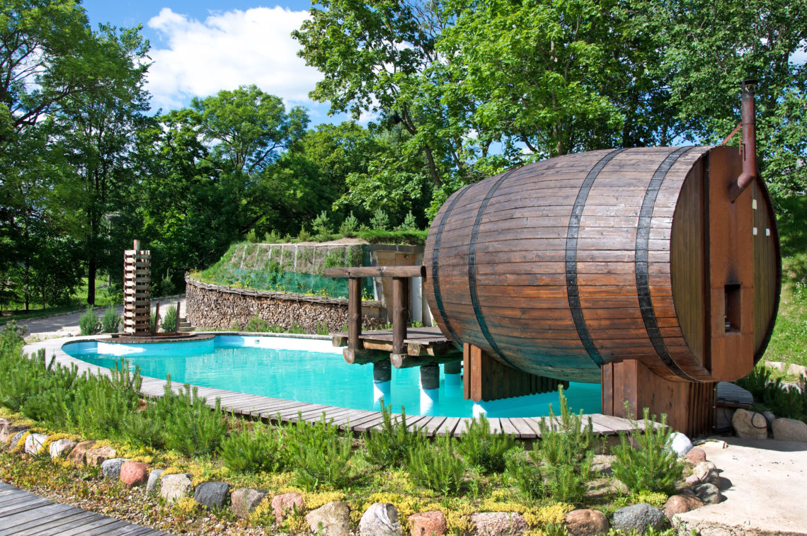 Fasssauna und Swimmingpool im Garten