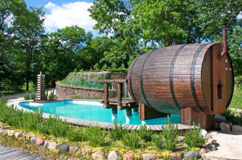 Fasssauna und Swimmingpool im Garten