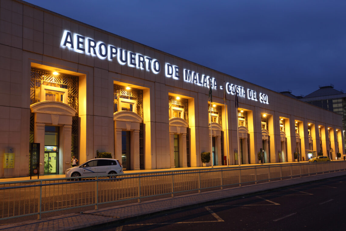 Flughafen Málaga Außenansicht bei Nacht