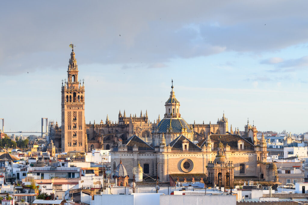 Kathedrale mit dem Giralda Glockenturm in Sevilla