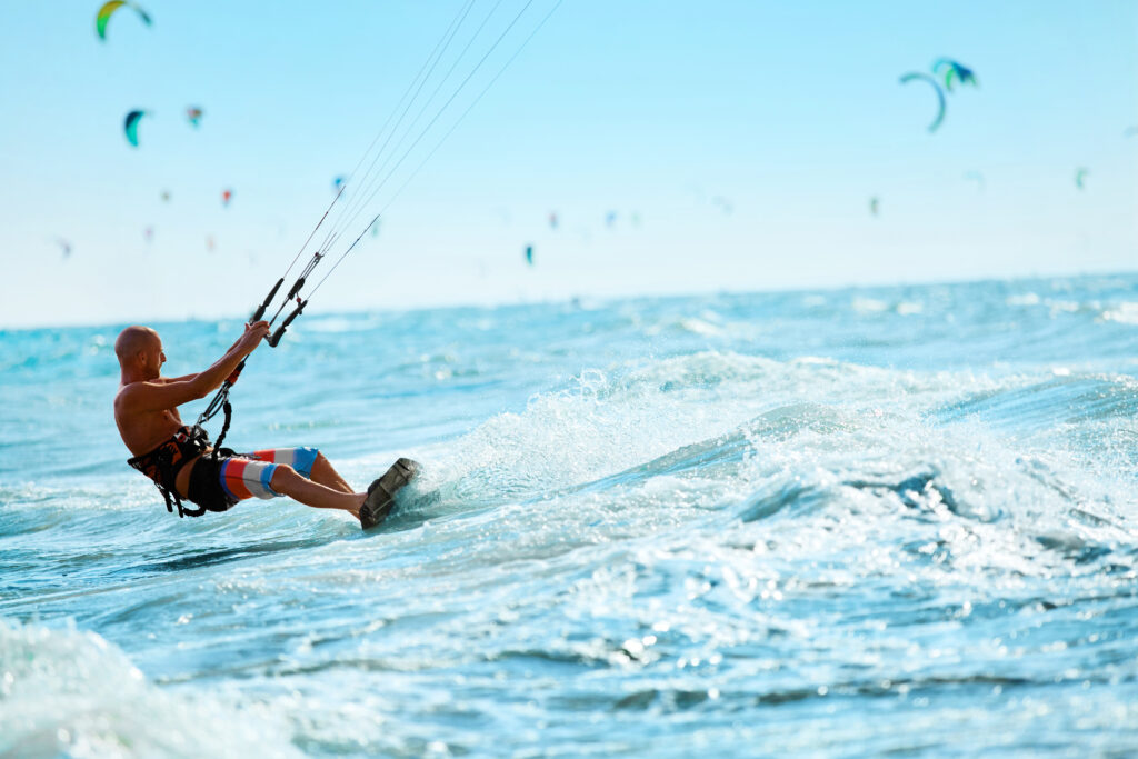 Kitesurfer im Wasser 