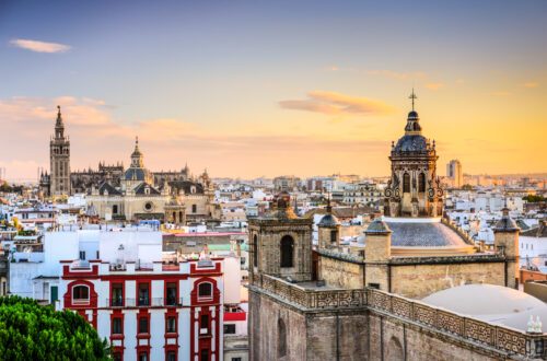 Skyline von Sevilla in der Abenddämmerung