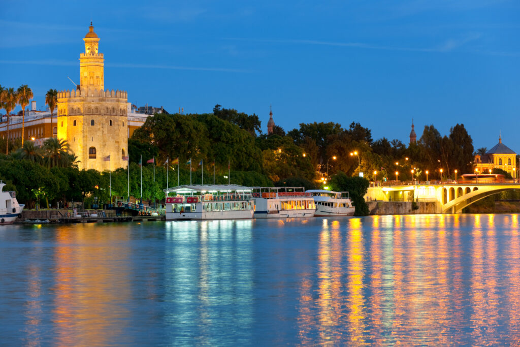 Sevilla in einer Sommernacht vom Wasser aus fotografiert