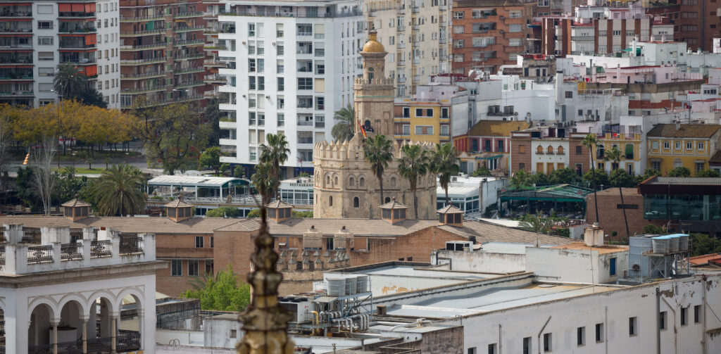 Panorama mit dem Torro del oro in Sevilla