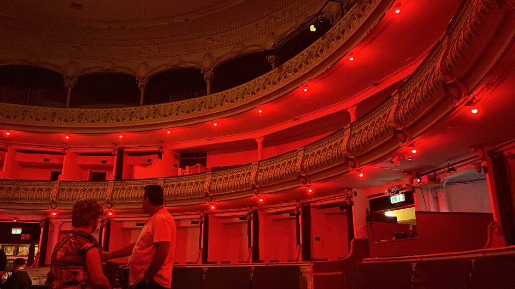 Teatro Cervante in Almeria - rundes Theater in rotes Licht gehüllt 